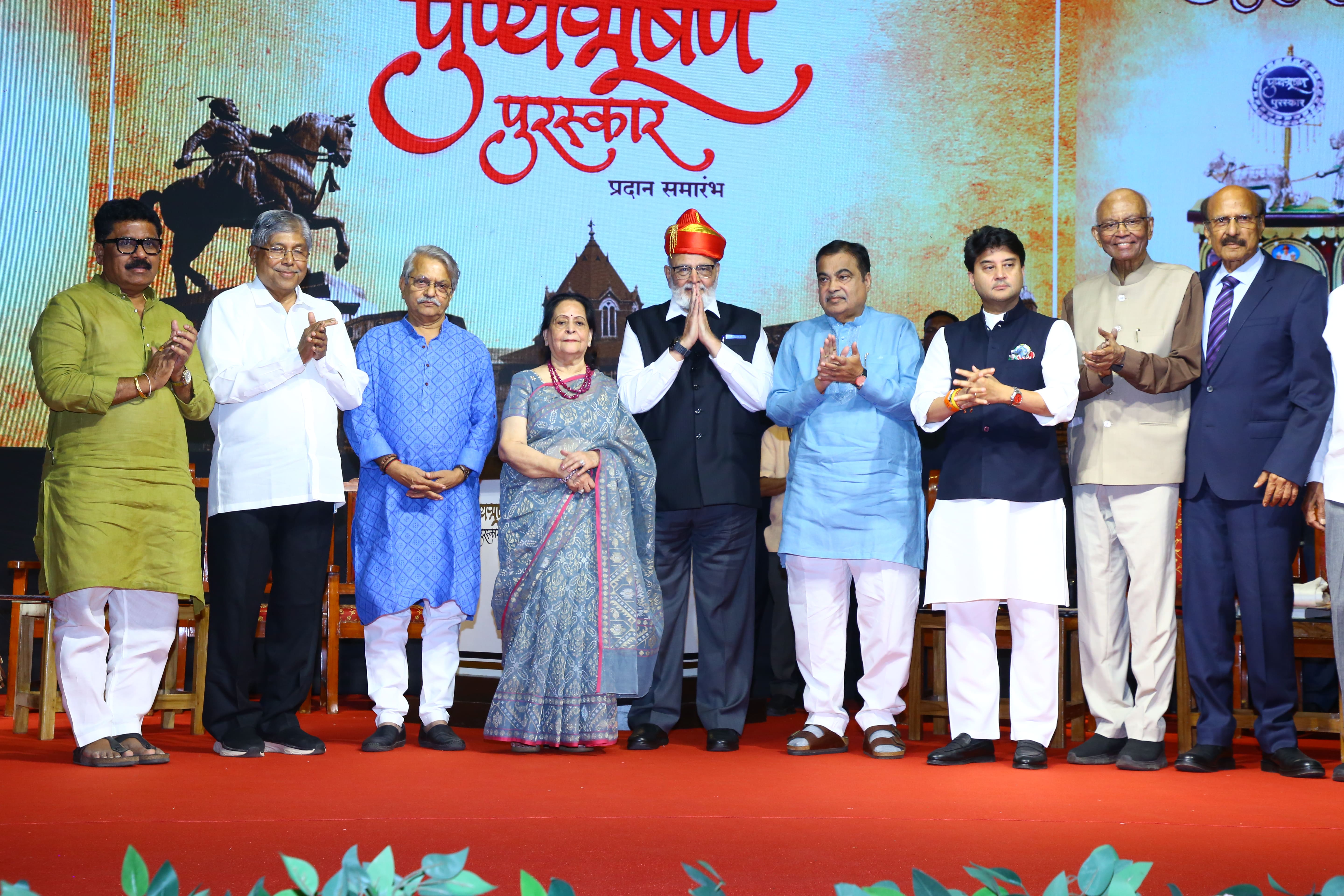Dr. Abhay Firodia receiving 38th Punyabhushan Puraskar